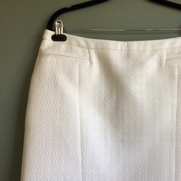 NWOT Lined cream coloured skirt, sz 10, 20”long & wide at bottom, flat waist 16” - Picture 2 of 15